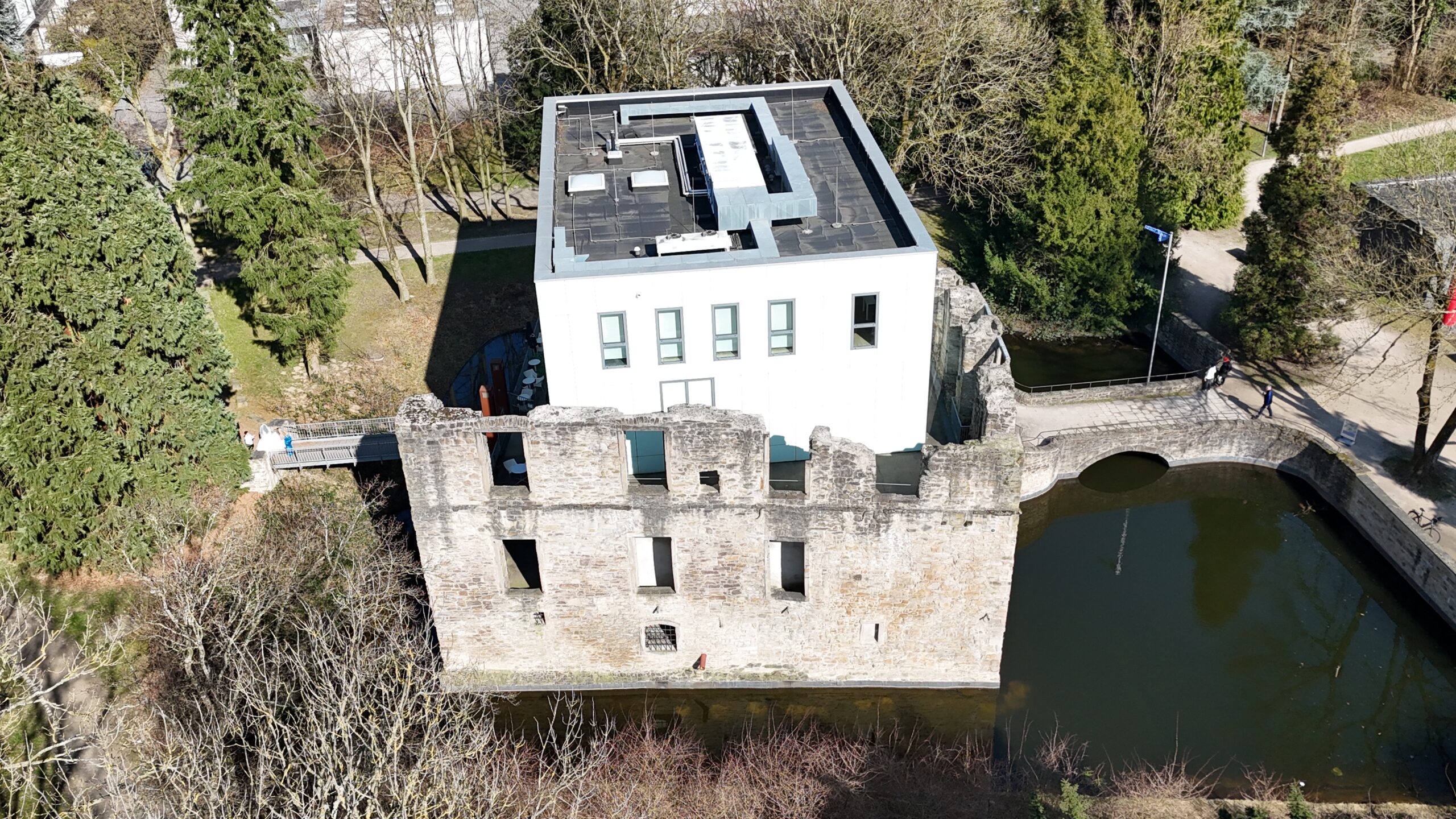 Kubus in der Ruine vom Haus Weitmar