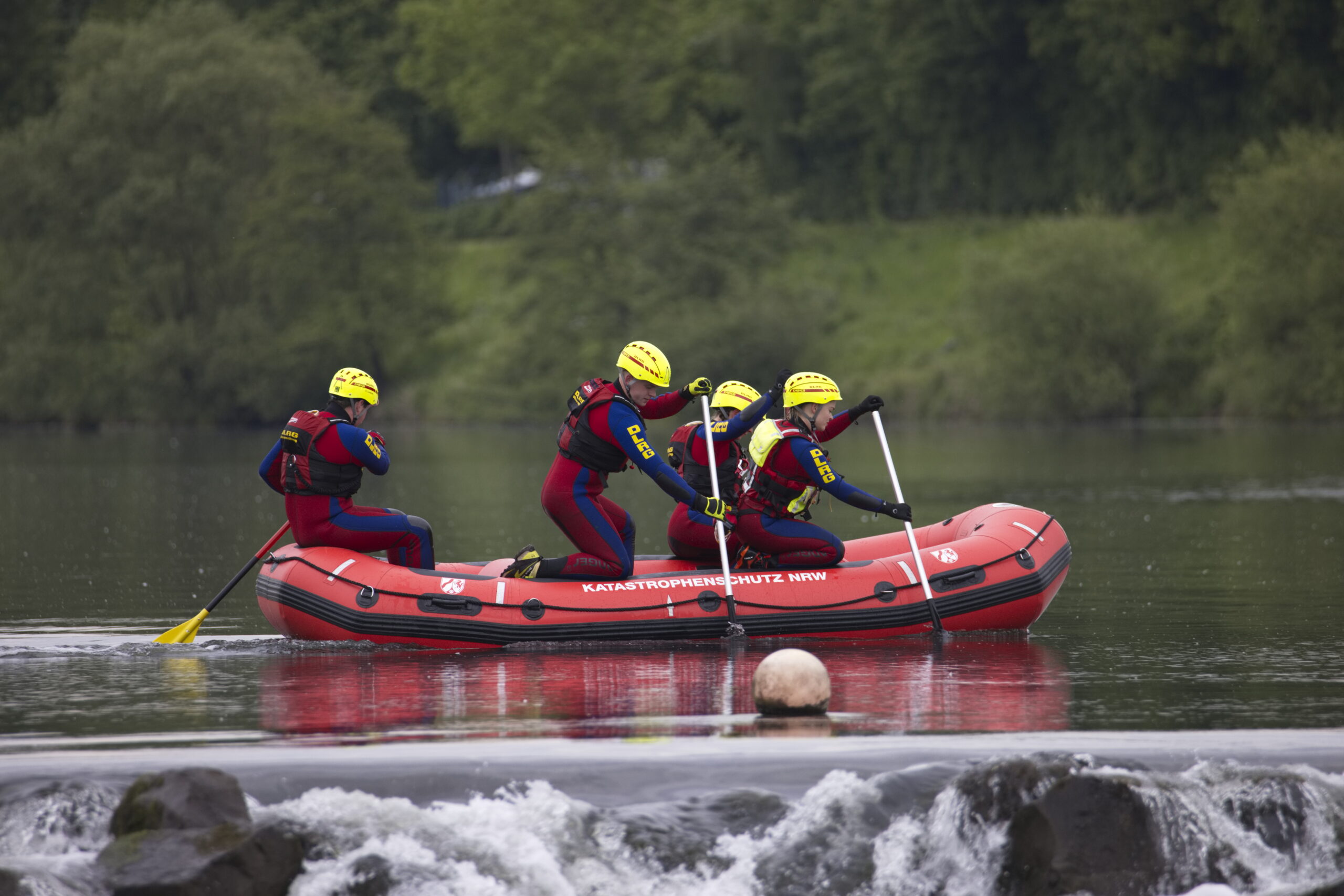 DLRG im Training am Ruhrwehr Hattingen